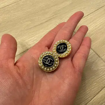 펄 장식 블랙 로고 귀걸이