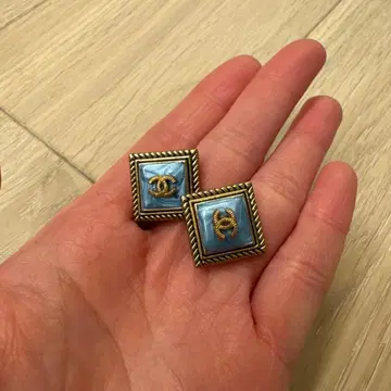 에나멜 마감 스퀘어형 귀찌