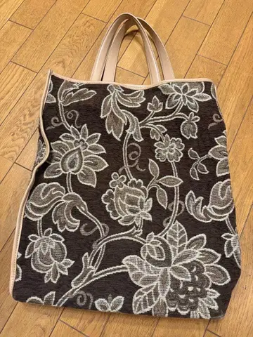 브라운과 화이트 자수 토트백