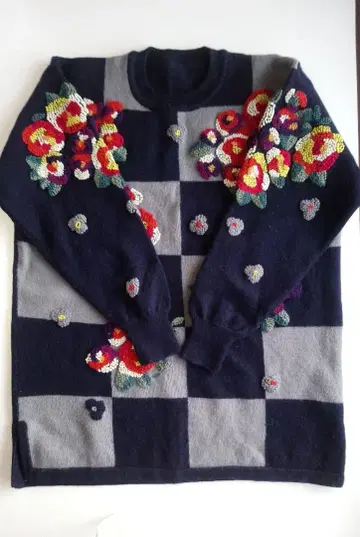 울 100% 꽃무늬 자수 긴팔 스웨터