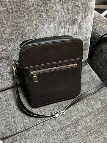 tk. 다케오 키쿠치 블랙 숄더백