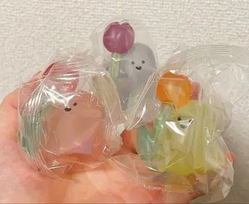 튤립에 붙은 유령 핑크 아이 노랑 아이 파랑 아이 3체