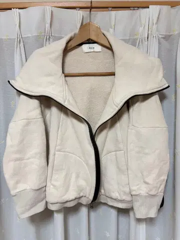 AVIE 후드 부착 아이보리 점퍼