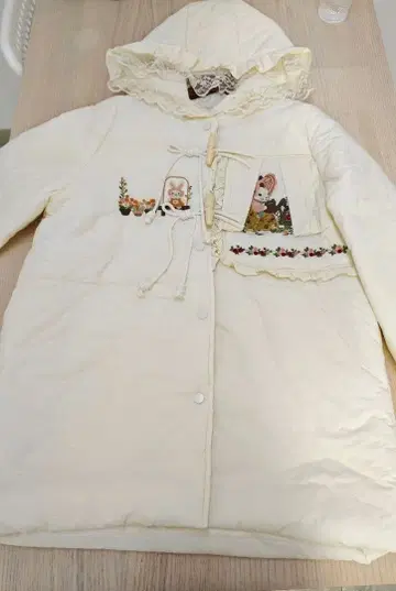 크림색 후드 부착 셔츠