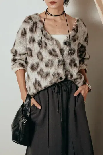 ESICA 레오파드 V넥 가디건 화이트 맨투맨 플레어 스커트
