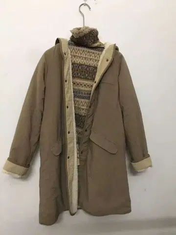 후드 부착 베이지 롱 코트