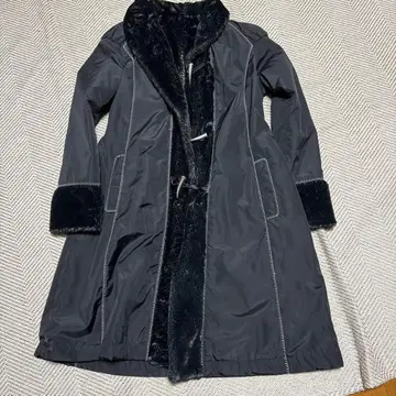 후드 부착 블랙 롱 코트