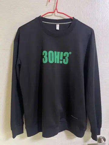 30H!3 로고 프린트 맨투맨 블랙