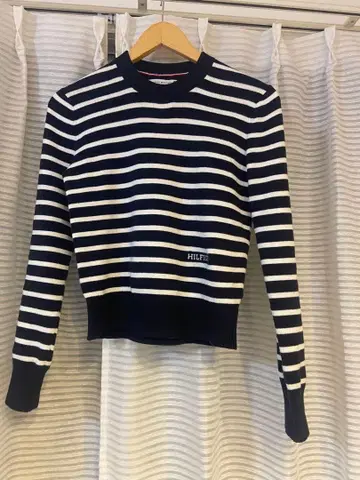TOMMY HILFIGER 네이비/화이트 스트라이프 스웨터