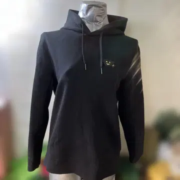 블랙 후드티, 웃는 얼굴 패치 부착