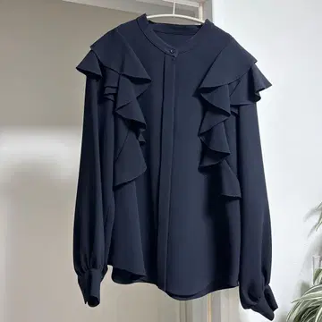 [ M-PREMIER ] 프릴 블라우스 네이비