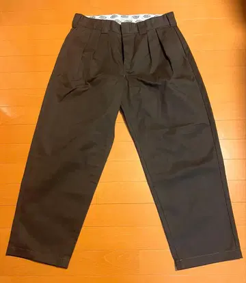 Dickies RELAX FIT 투 턱 팬츠 다크 브라운