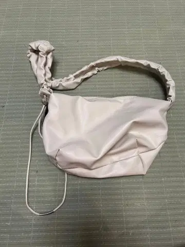 화이트 합성 피혁 숄더백