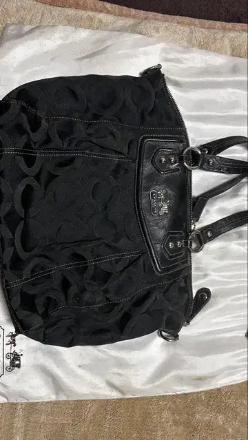 블랙 나일론과 가죽 핸드백