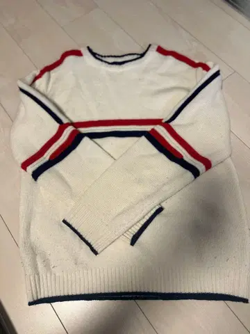 스트라이프 디자인 크루넥 니트