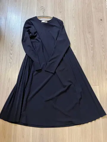 네이비 긴팔 플리츠 원피스