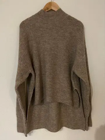 아이템즈 어반 리서치 하이넥 니트 스웨터