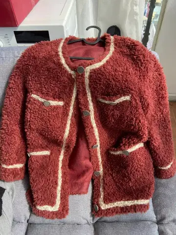 빨간색 플리스 자켓