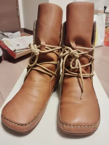 브라운 가죽 하이컷 부츠