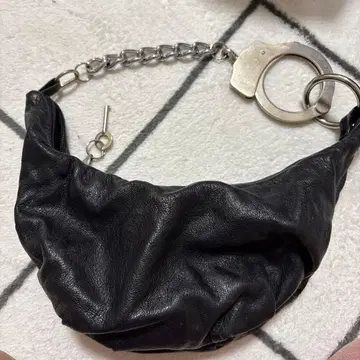 Cuffz by Linz 커프스 수갑형 핸들 원숄더 블랙 블랙