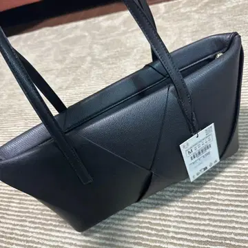 ZARA 블랙 핸드백 M 사이즈