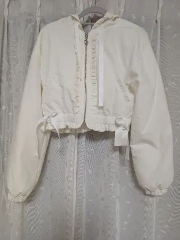 Honey Cinnamon 프릴 리본 패딩 자켓 화이트