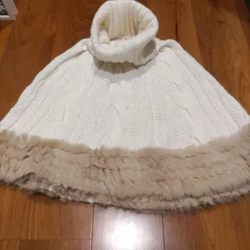 화이트 니트 퍼 케이프 INED