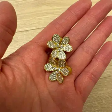 꽃 모양 크리스탈 장식 귀찌