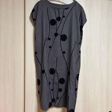 새상품 그레이 도트 무늬 슬리브리스 원피스