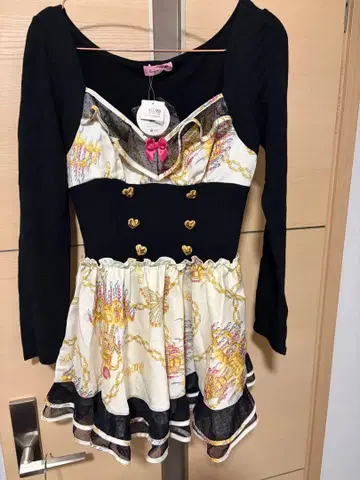 프릴 달린 미니 원피스 블랙 화이트 금 MA*RS