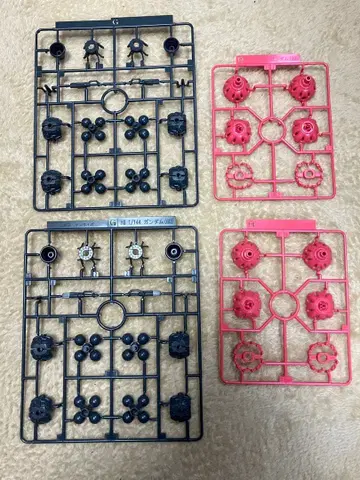 빨간색 건담 비트 4개