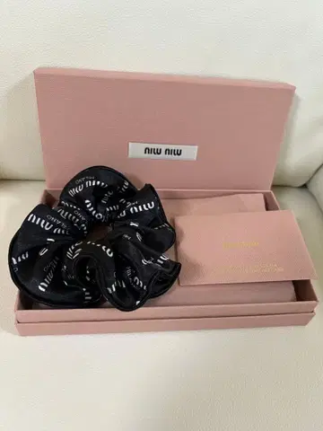 niuniu 로고 블랙 스크런치