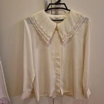 DIAS 아이보리 플리츠 옷깃 긴팔 블라우스