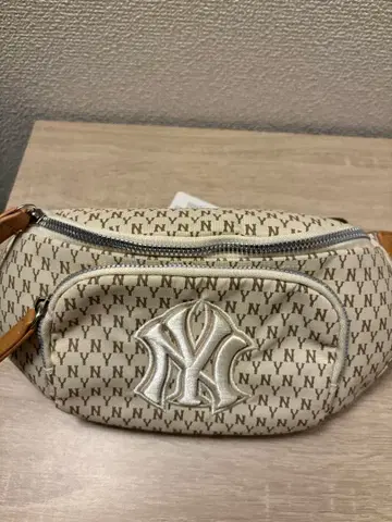 MLB KOREA 바디백 NY 양키스 모노그램 베이지
