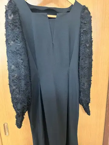 엘레강트한 블랙 드레스 프릴 소매