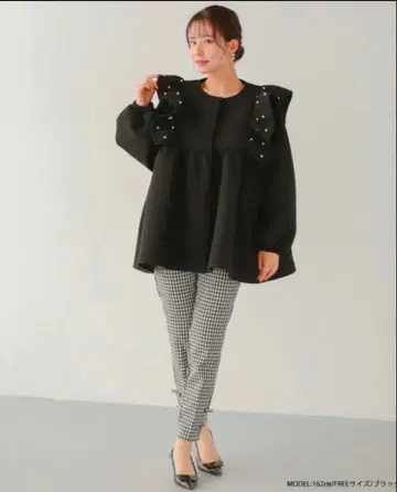 fitmore 숄더 프릴 펄 페플럼 코트 블랙 프리 사이즈