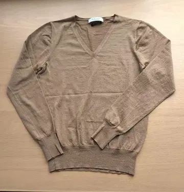 데미-럭스 BEAMS 베이지 V넥 니트