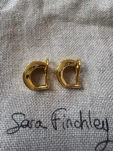 사라 핀들리 골드 후프 귀찌