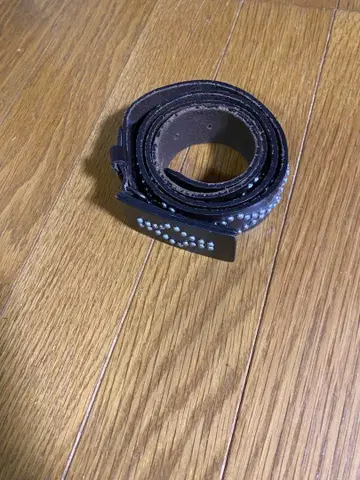 스터드 장식의 블랙 벨트