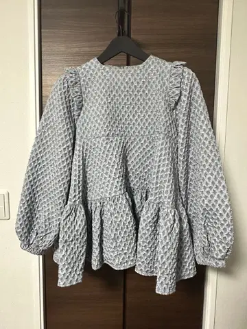 Fit more 자카드 프릴 절개 티어드 블루 그레이 프리 사이즈