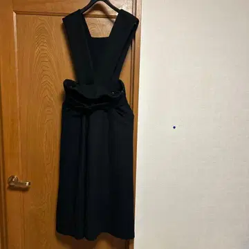 ADORE 블랙 V넥 살로펫