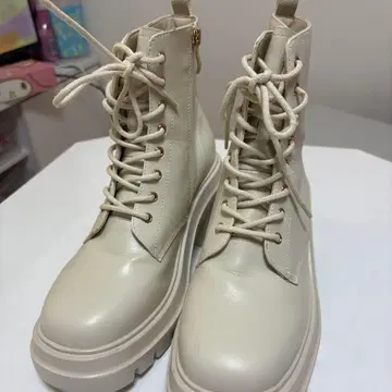 통굽 크림색 레이스업 부츠