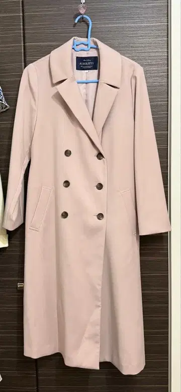 저스길리티 핑크 트렌치코트