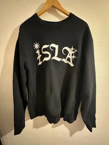 ISLA 블랙 로고 맨투맨