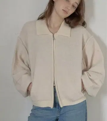 봉쥬르 사간 부클레 카라 부착 니트 블루종 아이보리