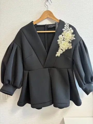 포멀하게도 사용 가능한 가슴 레이스가 멋진 티셔츠 미사용 새상품 택 포함