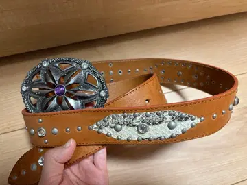 장식적인 버클의 브라운 벨트