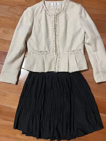 트위드 자켓과 블랙 플리츠 스커트 세트