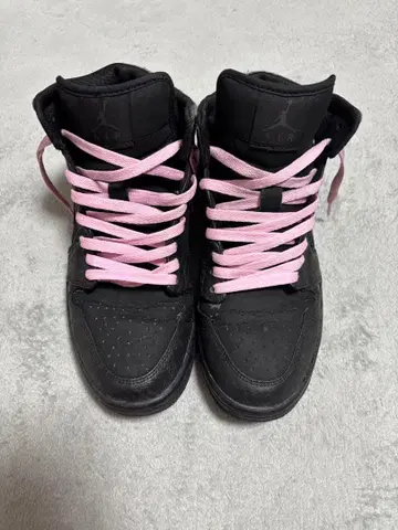 블랙 가죽 하이컷 스니커즈 핑크 슈레이스