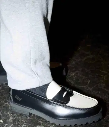 The Kenford 블랙 화이트 로퍼